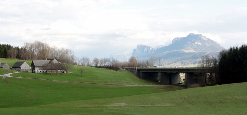 Datei:Bärentalbrücke mit Bärentalgut.jpg