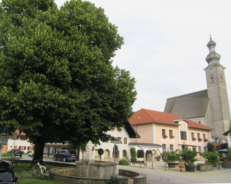 Datei:Dorfbrunnen in Anger.jpg