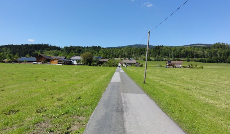 Datei:Pfeilgerade nach Obervetterbach.jpg