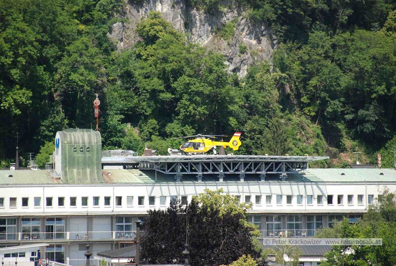 Datei:Unfallkrankenhaus Salzburg mit Rettungshubschrauber.jpg