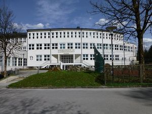 Bundesrealgymnasium Hallein.jpg