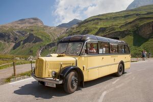 Glocknerbus 80 Jahre Oldtimer 2015 16.jpg
