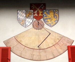 Sonnenuhr auf der alten Stallmeisterei beim Schlosshof in Berchtesgaden.jpg