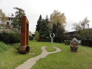 Stahlskulpturen in Garten der Propstei von Mattighofen.jpg