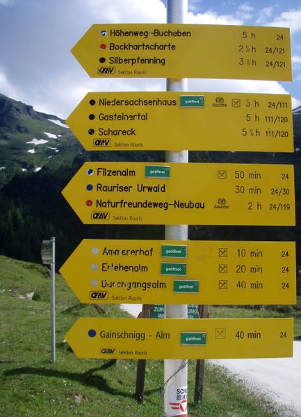 Datei:Wanderwegweiser Kolm Saigurn.jpg
