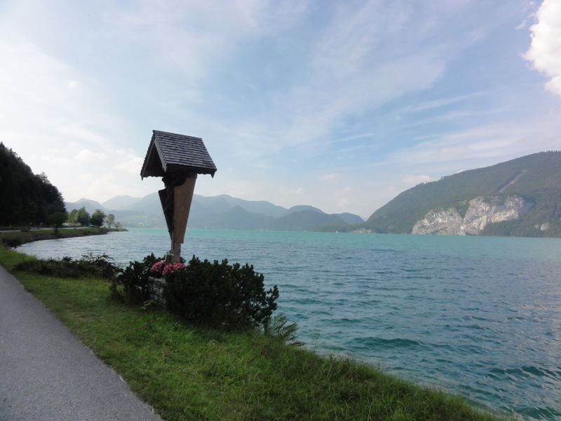 Datei:Busunglück-Gedenkkreuz am Wolfgangsee, südliche Ansicht.JPG