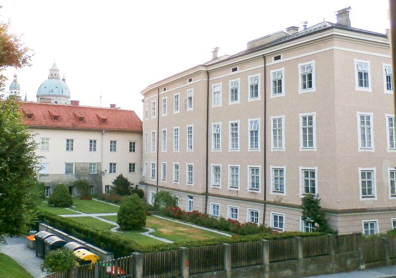 Datei:Chiemseehof, westliche Außenseite.jpg