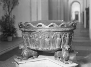 Dom Salzburg romanisches Taufbecken Risch-Lau.jpg