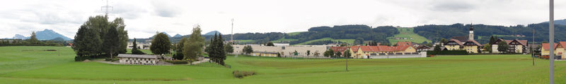 Datei:Eugendorf, Nordwestpanorama mit Friedhof.JPG