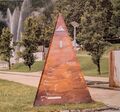 Gedenkpyramide vor der Gedenkstätte für jüdische Displaced Persons Givat Avoda.jpg