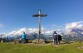 Gipfelkreuz am Roßbrand, im Hintergrund mit Bischofsmütze und Dachstein.jpg