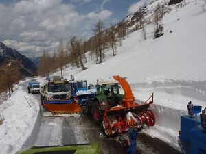 Großglockner Hochalpenstraße Schneeräumung 13 April 2015 03.jpg