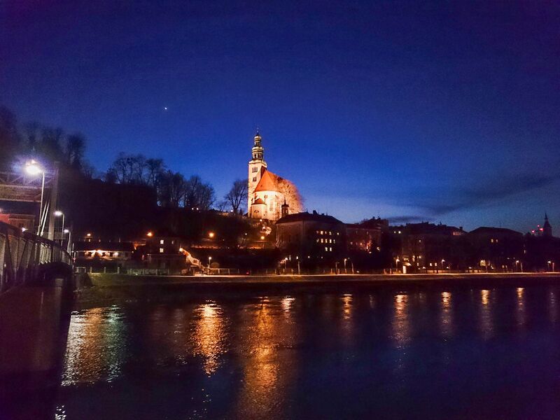Datei:Müllner Kirche bei Nacht.jpg