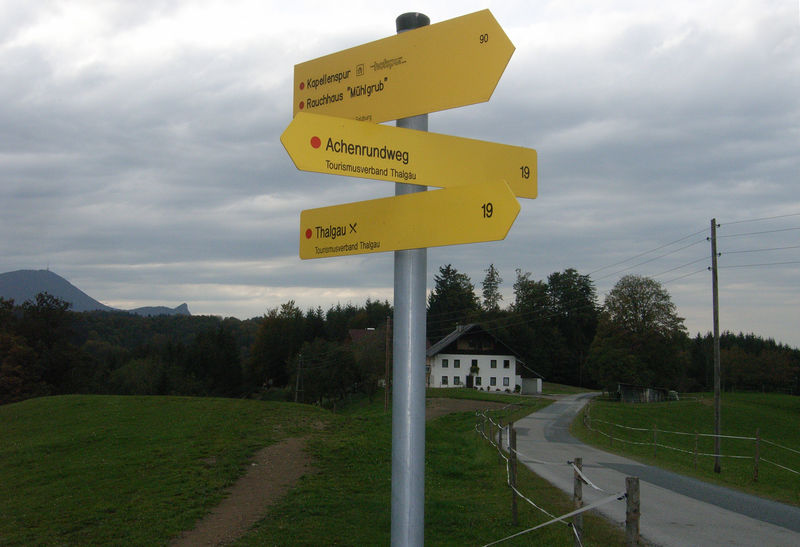 Datei:Wanderwegweiser an der Riedlstraße.jpg