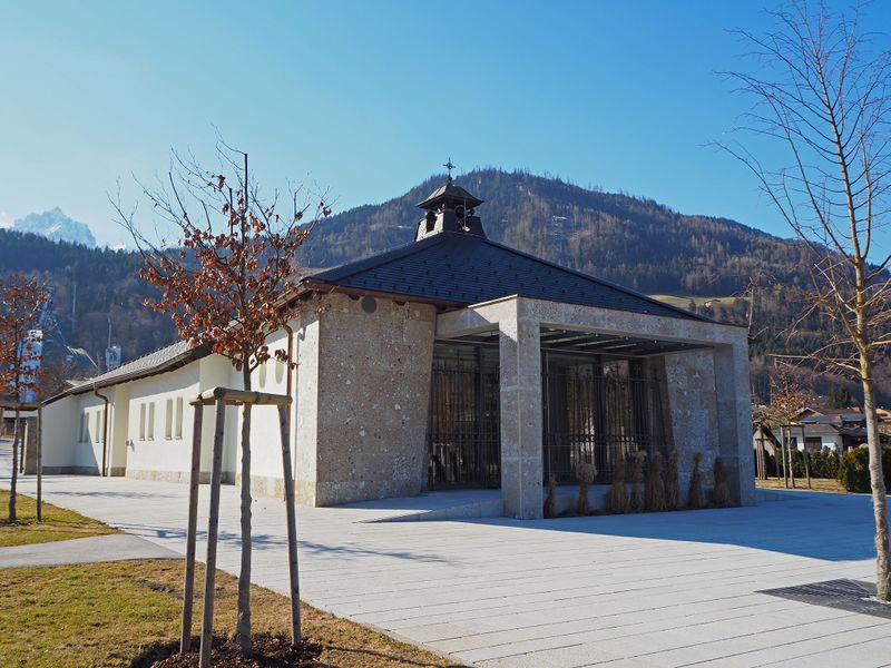 Datei:Bischofshofen Friedhof 01.jpg