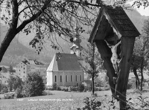 Großgmain Wallfahrtskirche Flurkreuz Hotel Vötterl.jpg
