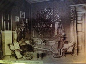 VillaLöwenstern DerRoteSalonmitandererEinrichrichtung.JPG