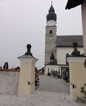 Pfarrkirche Eugendorf, südlicher Friedhofseingang.jpg