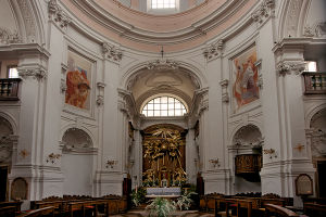 Dreifaltigkeitskirche innen.jpg