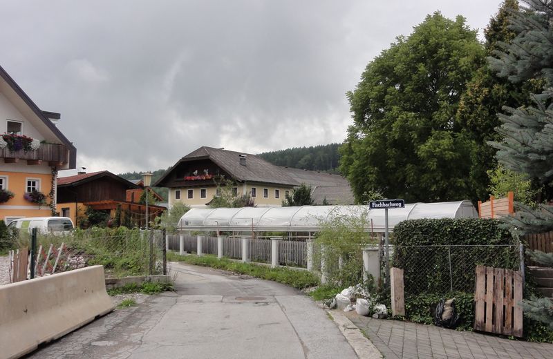 Datei:Fischbachweg, Sommer 2013.jpg