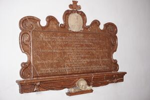 Grabplatte, linke Kirchenseite.JPG