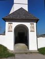 Kircheneingang St. Rupert in Gaden mit den Bildnissen von Virgil und Rupert.jpg