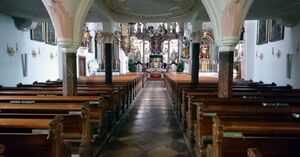 Mittelgang in der Pfarrkirche Köstendorf.jpg