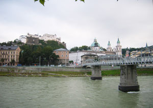 Mozartsteg mit Altstadtblick.JPG