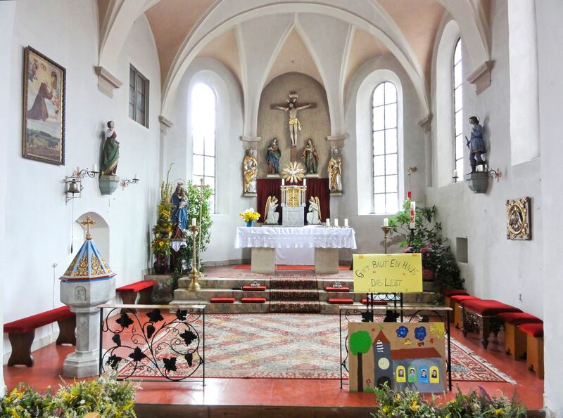 Datei:Altarrraum in Lindach.jpg