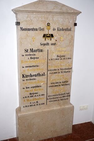 Gedenktafel an in Kirchenthal tätig gewesene Priester.jpg