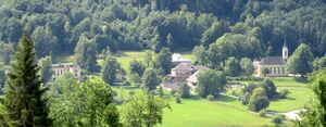 Guggenthal-Ensemble mit der Brandruine.jpg
