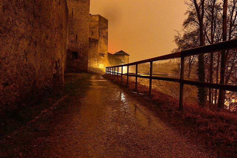 Datei:Salzburg bei Nacht Bürgerwehr.jpg