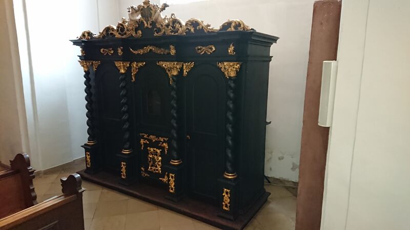 Datei:Beichtstuhl im nördlichen Kirchenschiff .JPG