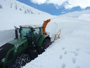 Grossglockner Hochalpenstrasse Schneeraeumung 2013 26.jpg