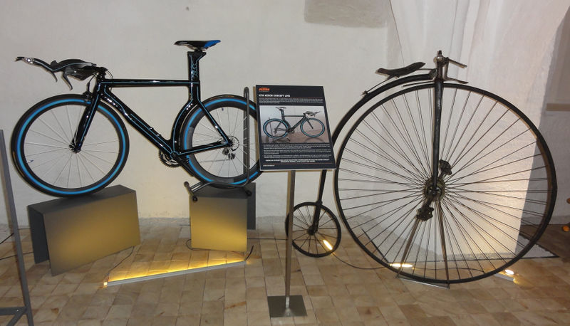 Datei:KTM alt-neu Fahrradpräsentation in Mattighofen.JPG