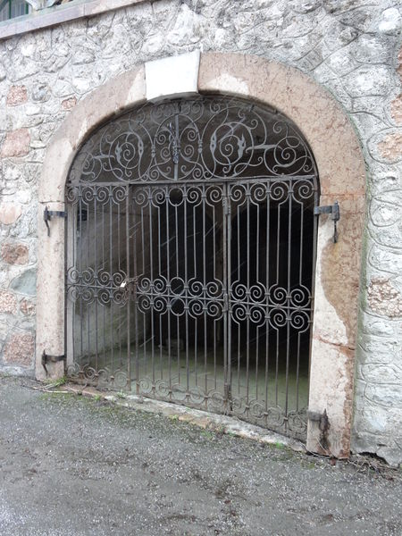 Datei:Schmiedeeisernes Tor bei der Ceconivilla in Guggenthal.JPG
