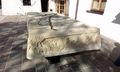 ZEITSTEIN Steinblock aus Untersberger Marmor vor der Bachschmiede.jpg