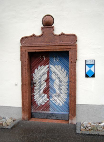 Datei:Alte Türe in Stiftsinnenhof.jpg