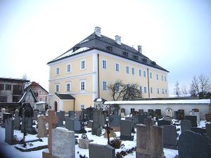 Ehemaliges Stiftsgebäude in Seekirchen.jpg