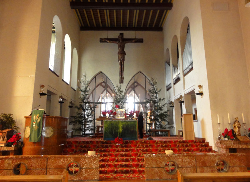 Datei:Pfarrkirche Maxglan, Altar.jpg