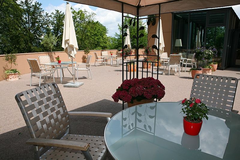 Datei:Moenchstein Schloss Rezeption Terrasse.jpg