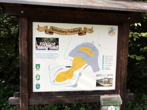 Schautafel am Schlossberg Friedburg, Legeplan der ehemaligen Burganlage.jpg