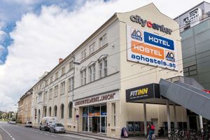 AO Salzburg Hauptbahnhof Fassade.jpg