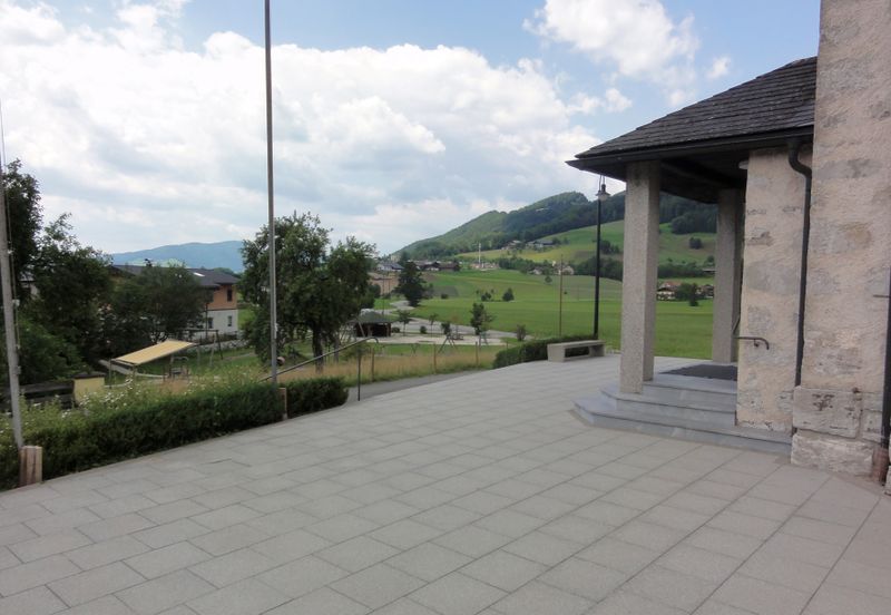 Datei:Kirchenplatz in Loibichl.jpg