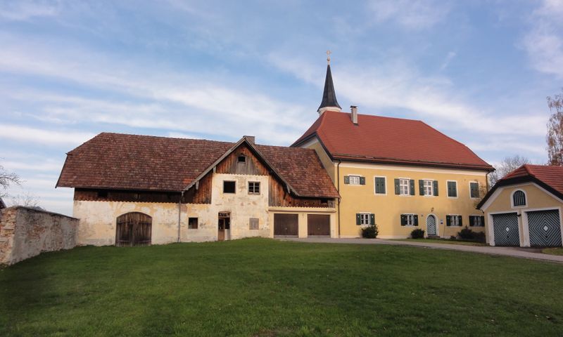 Datei:Denkmalgeschützter Pfarrhof in Perwang.jpg