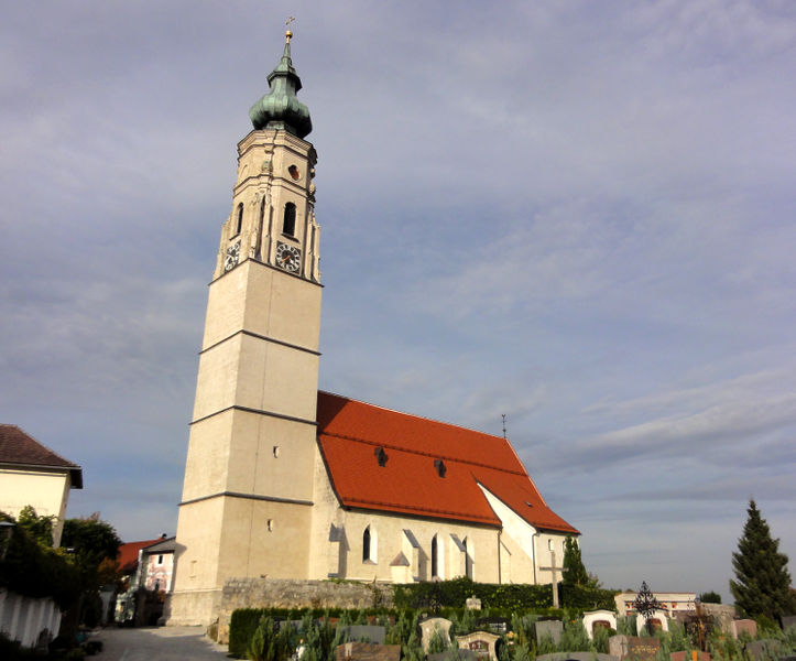 Datei:Pfarrkirche Hochburg, südliche Ansicht.jpg