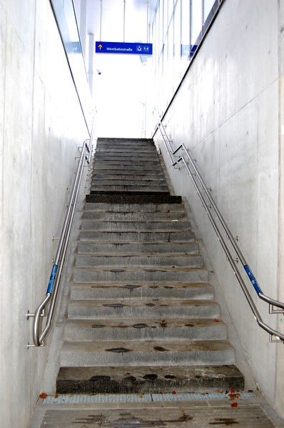 Datei:Abgang zur Bahnsteigverbindung.jpg
