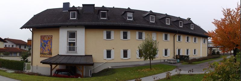 Datei:Konradinum, Ostansicht.jpg