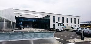 Mercedes Zentrale, Eingangsseite.JPG