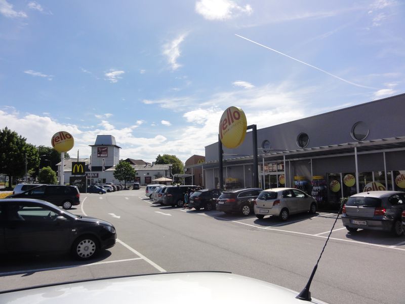 Datei:Römerstraße, Geschäfte.jpg